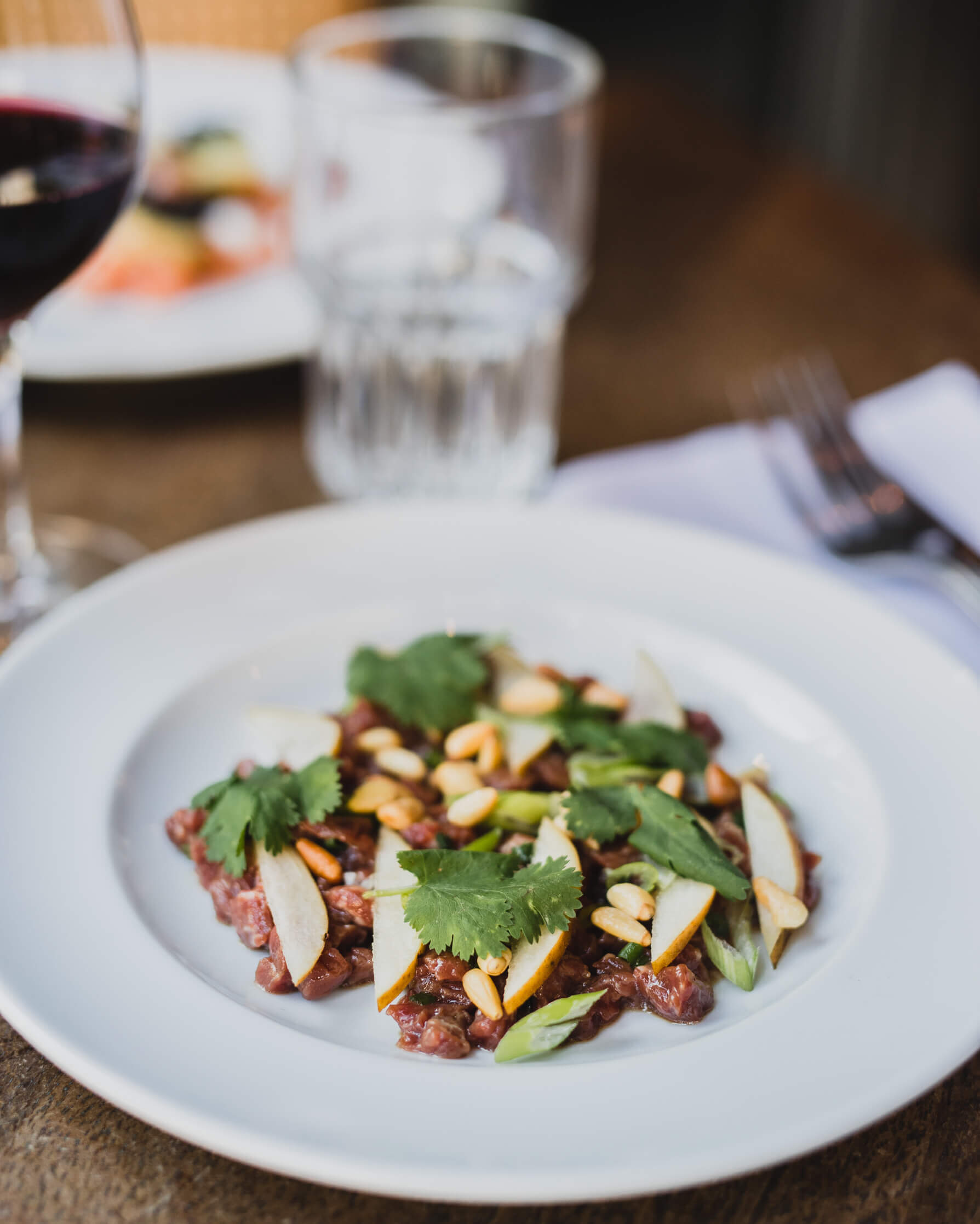 Yukhoe, tartare de bœuf à la coréenne, poires, pignons de pin, coriandre et oignons verts