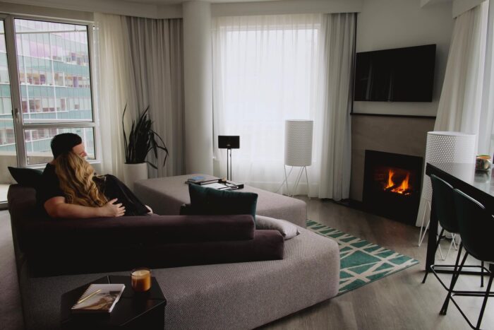 couple-feu-foyer-staycation-a-montrea-hotel-crystal-montreal