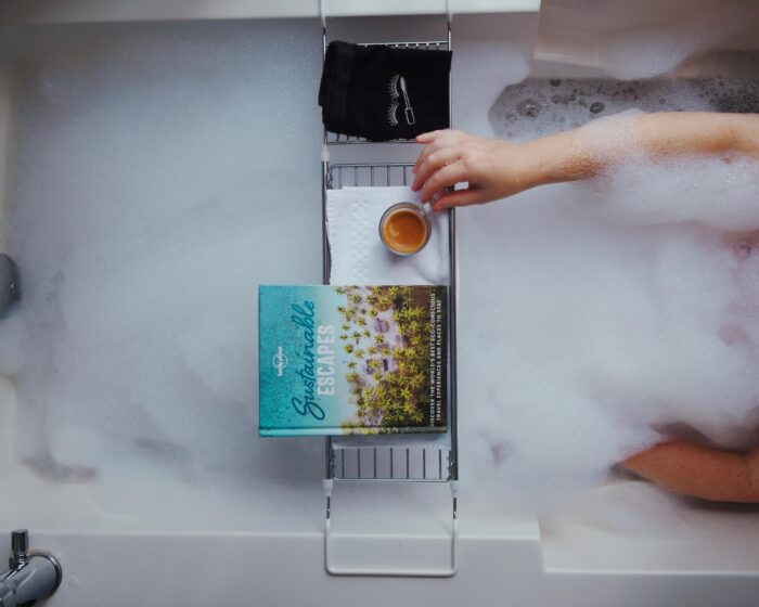livre-cafe-bain-moussant-hotel-le-crystal-staycation-montreal