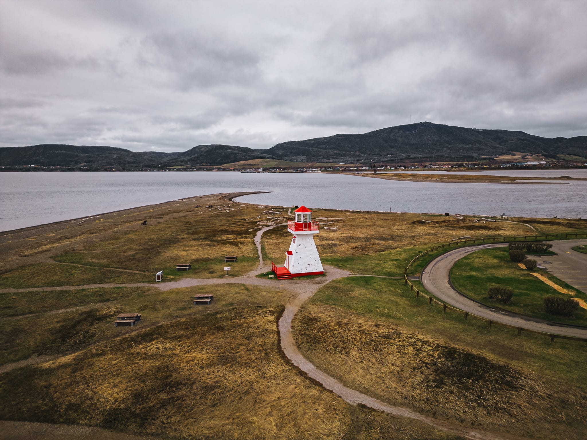 Photo de drone du phare de Carleton-sur-Mer en Gaspésie dans la Baie-des-Chaleurs
