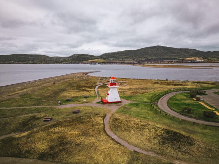 Photo de drone du phare de Carleton-sur-Mer en Gaspésie dans la Baie-des-Chaleurs