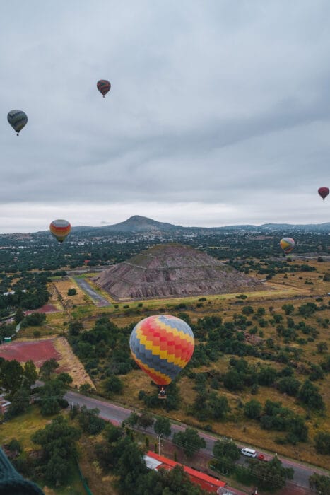 montgolfiere-teothiuacan-pyramide