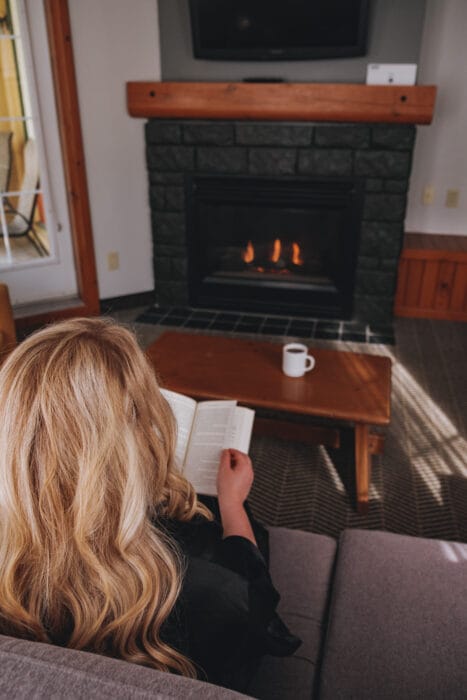 lodge-tremblant-salon-livre