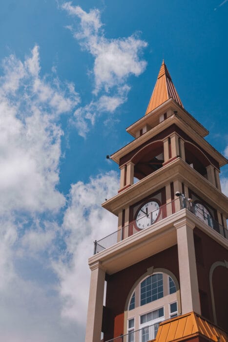 village-tremblant-horloge