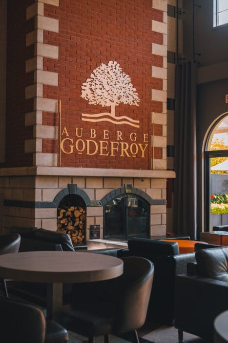 auberge-godefroy-foyer-salon